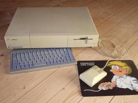 Modified Amiga 1000 hides modern PC (1 of 38)