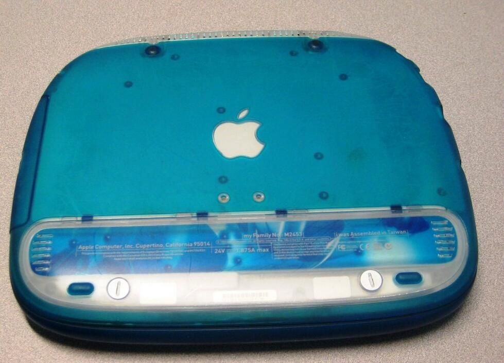 Cracking open the original Apple iBook G3 clamshell | TechRepublic