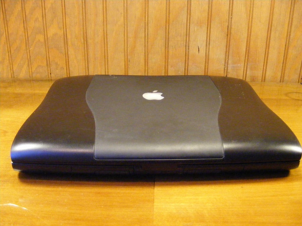 Cracking Open the Apple G3 Pismo Firewire