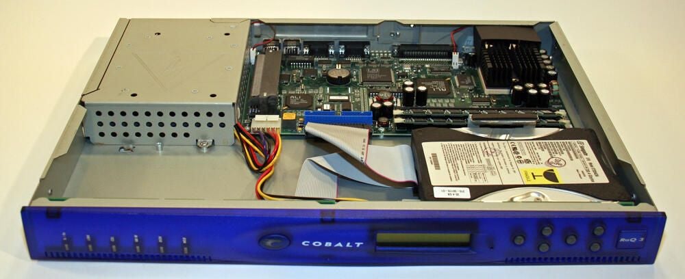 Cracking Open A Cobalt RaQ 3i Server Appliance | TechRepublic