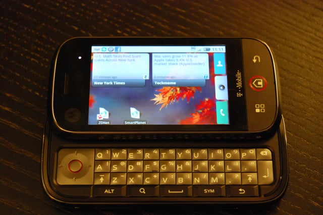 motorola_cliq_handson_01.png