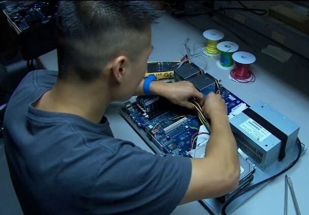 01google-datacentre-build-server.jpg