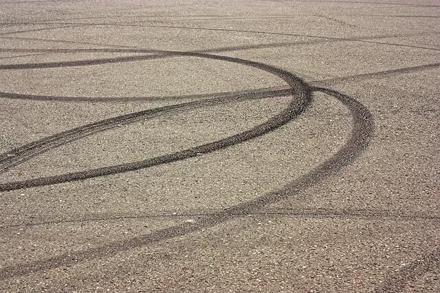 00skid-mark-567668640.jpg