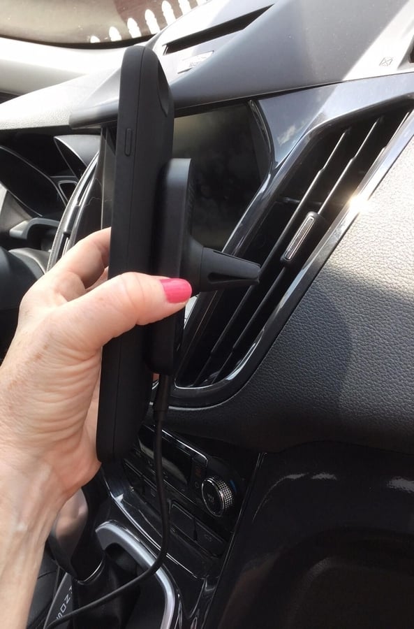 mophie-side-view-in-car.jpg