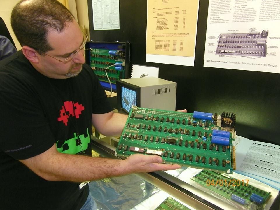 r-apple1.jpg