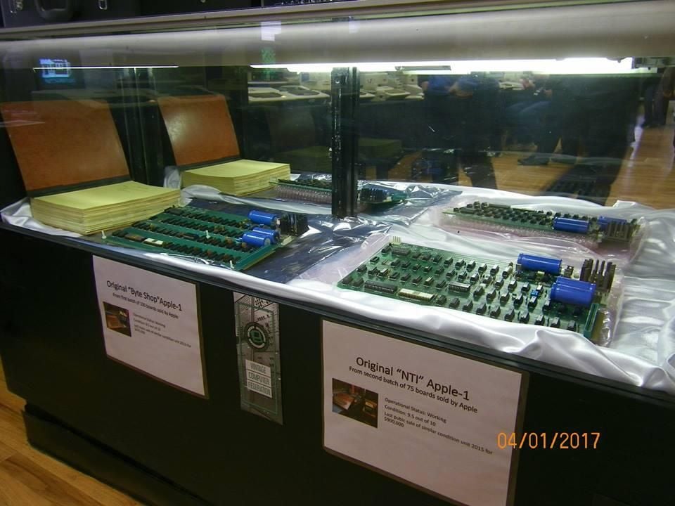 r-apple1case.jpg