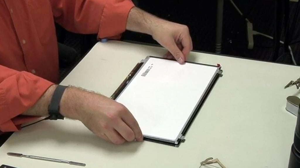 Replace a broken laptop screen
