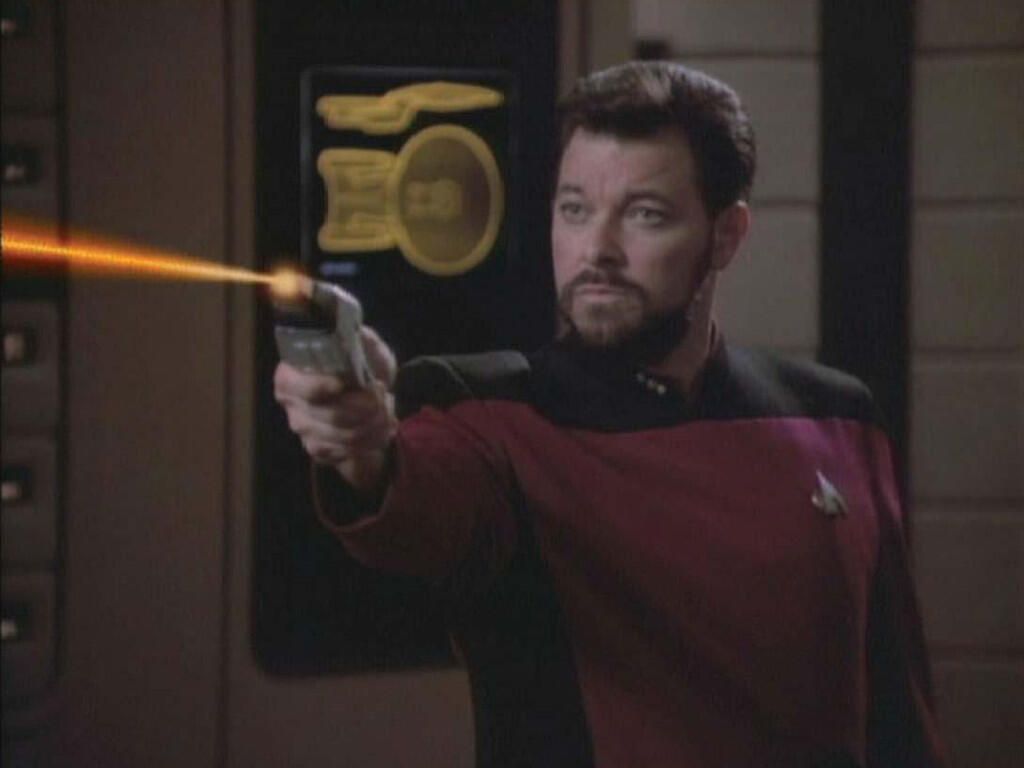 04-tng-pistol.jpg