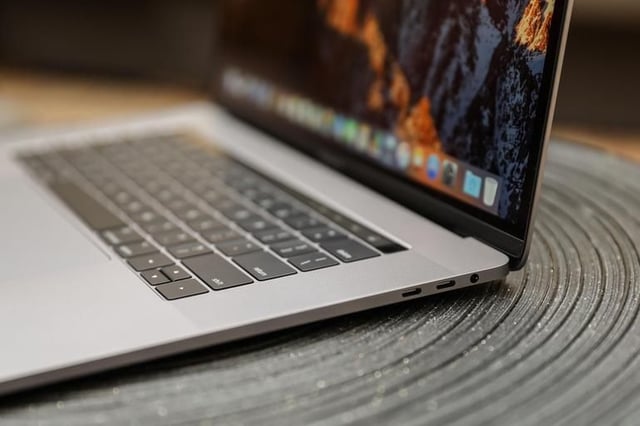 How to connect external displays to a 2017 MacBook Pro
