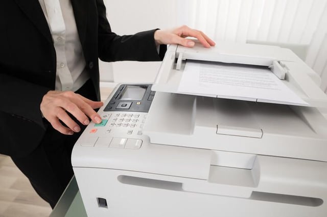 How to insert graphics into Word label documents