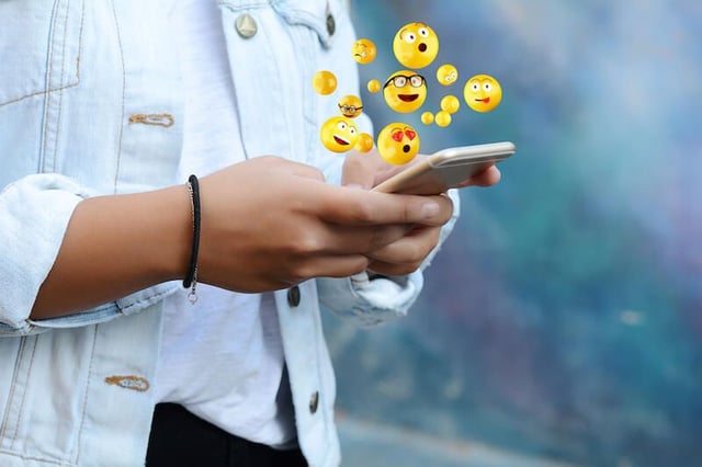 How to add emoji to your documents using the built-in Windows 10 emoji panel