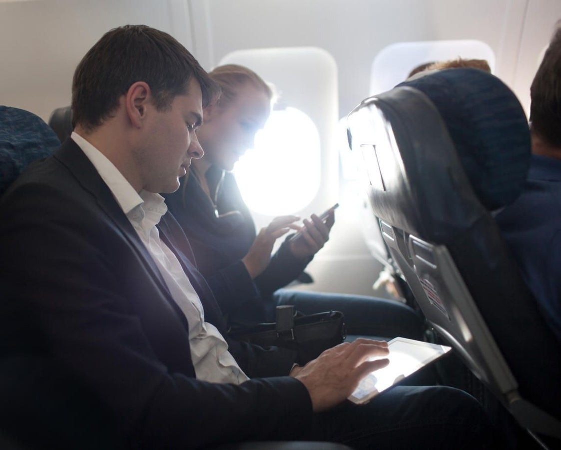 Gadgets that help turn your airplane tray table into a mobile office