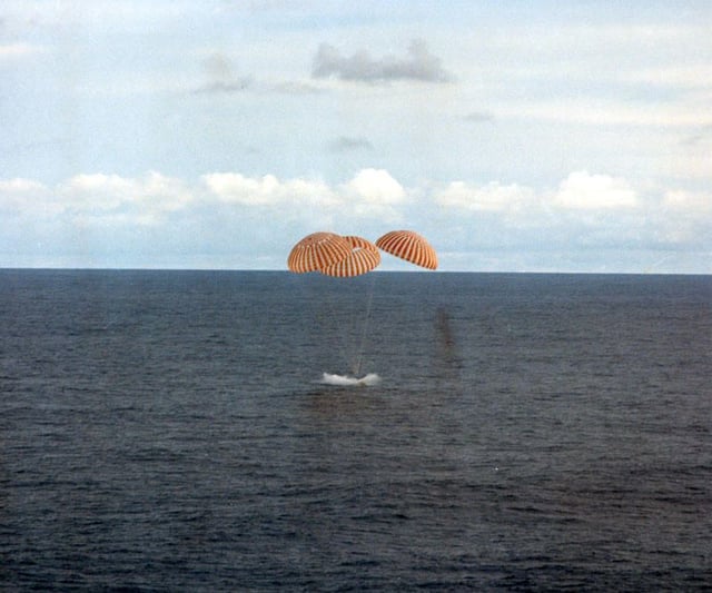 apollo-13-splashdown.jpg