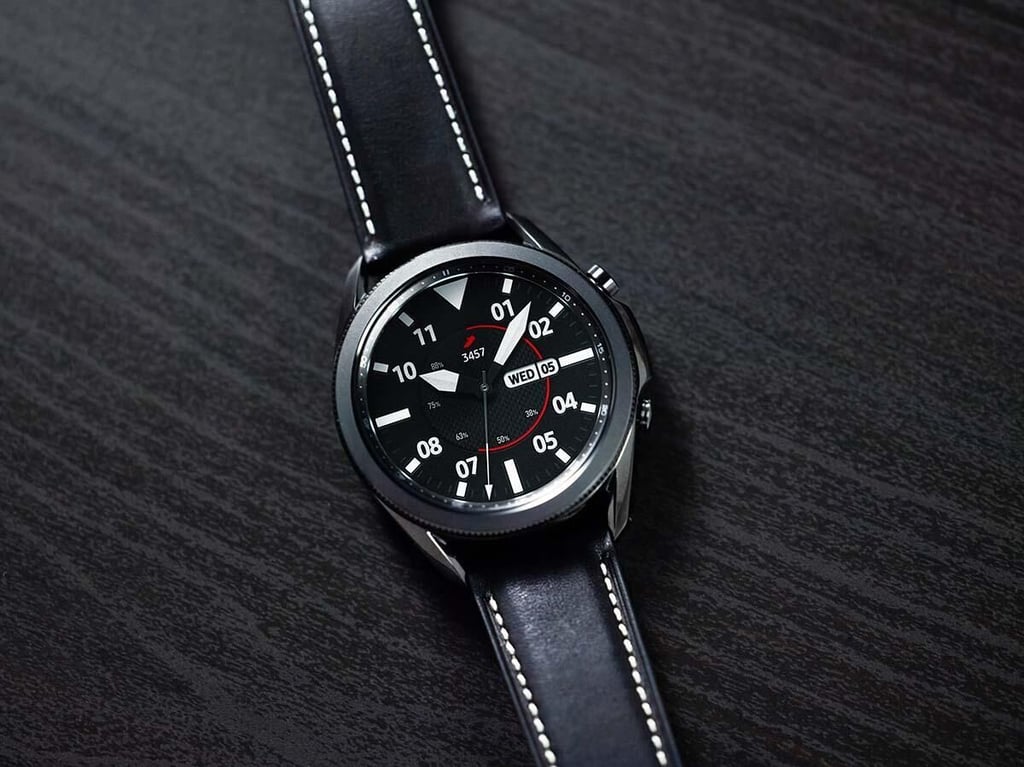 galaxy-watch3-mystic-black-front-close-up-lifestyle.jpg