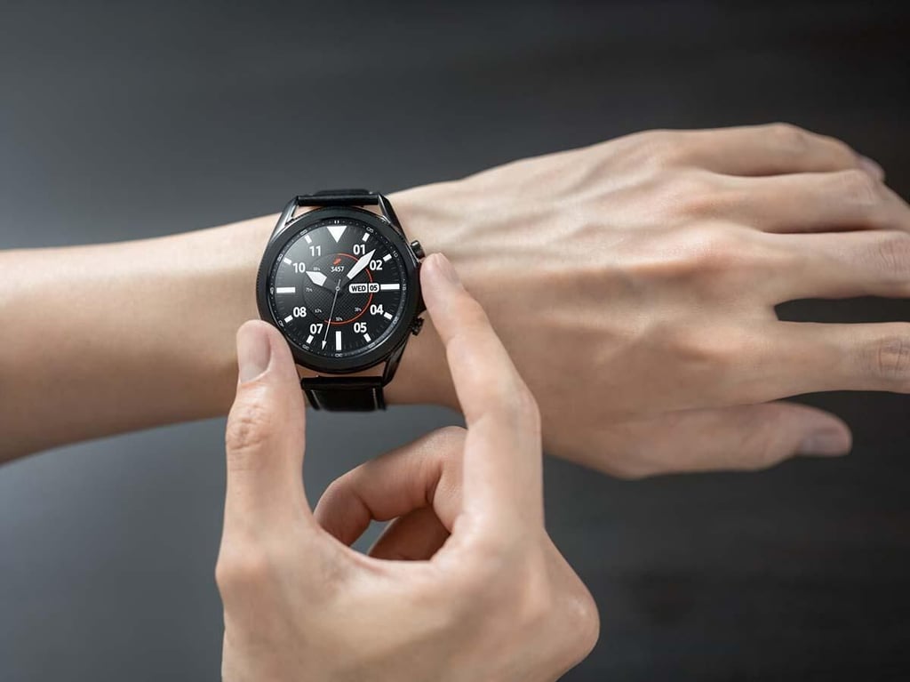galaxy-watch3-mystic-black-front-hands-on-lifestyle.jpg
