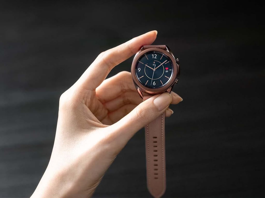 galaxy-watch3-mystic-bronze-front-lifestyle.jpg