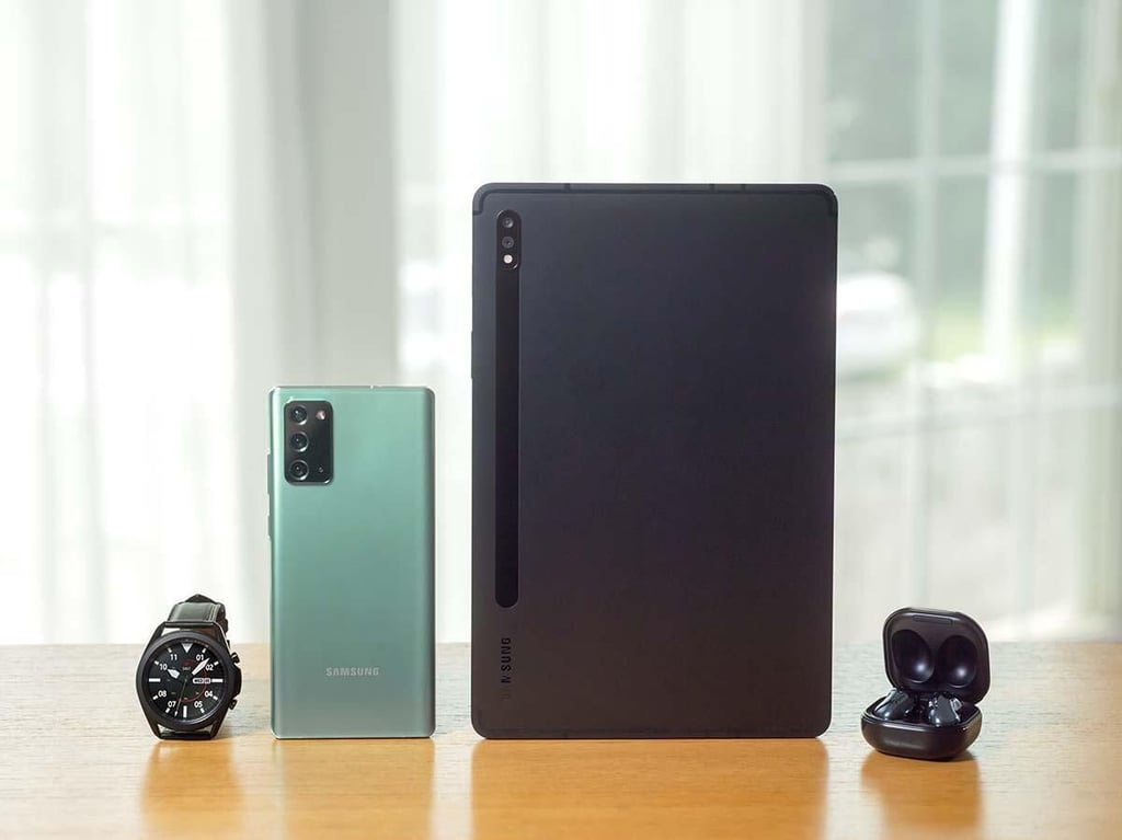galaxy-watch3-note20-tab-s7-buds-live-lifestyle-2.jpg
