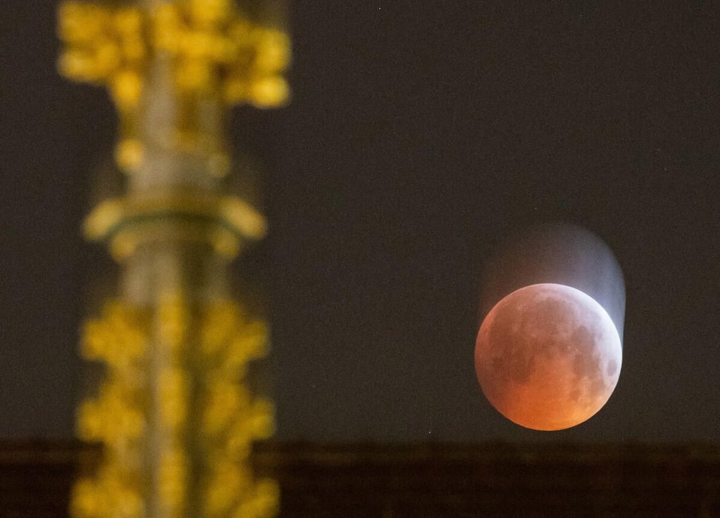 blood-moon-10-gettyimages-1085741822.jpg