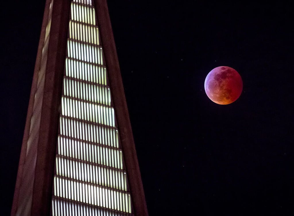 blood-moon-11-gettyimages-1085733972.jpg