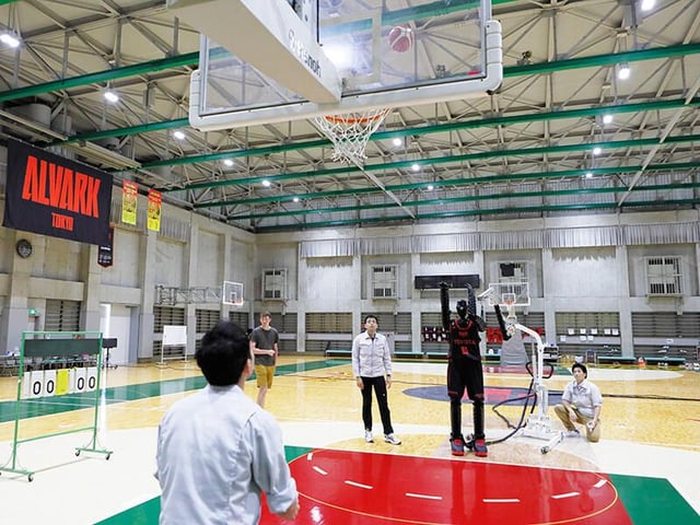 Robot basketball player