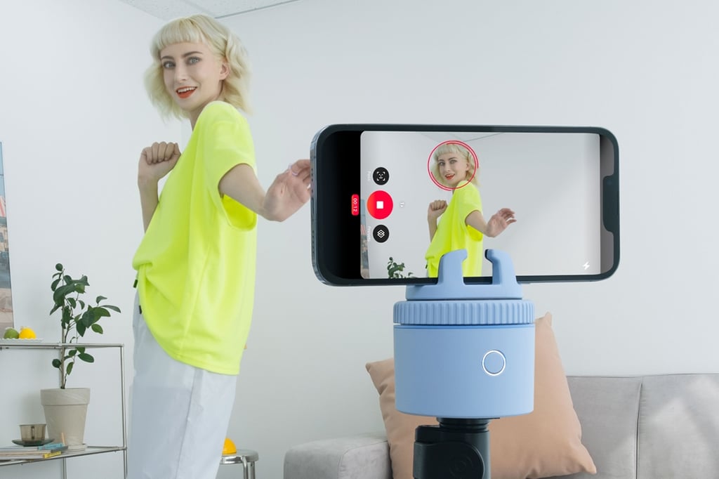 This AI-powered phone mount makes creating content easier