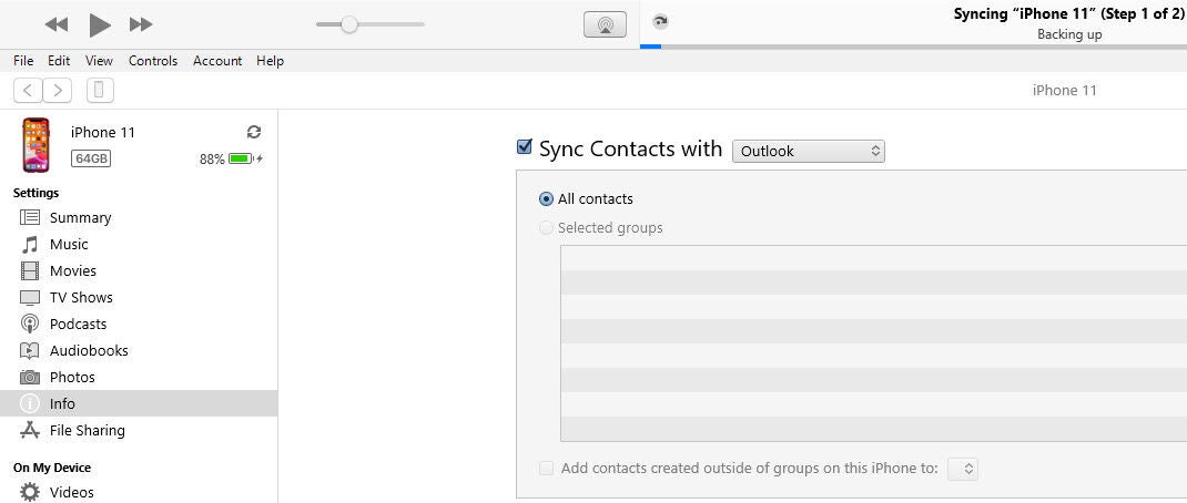 Captura de pantalla que muestra cómo seleccionar un grupo específico u optar por sincronizar todos los contactos en iTunes.