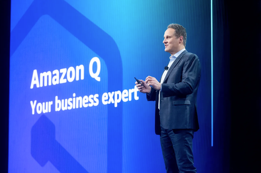 Imagen del asistente virtual de IA generativa Amazon Q presentado por el director ejecutivo de AWS, Adam Selipsky, en 2023.