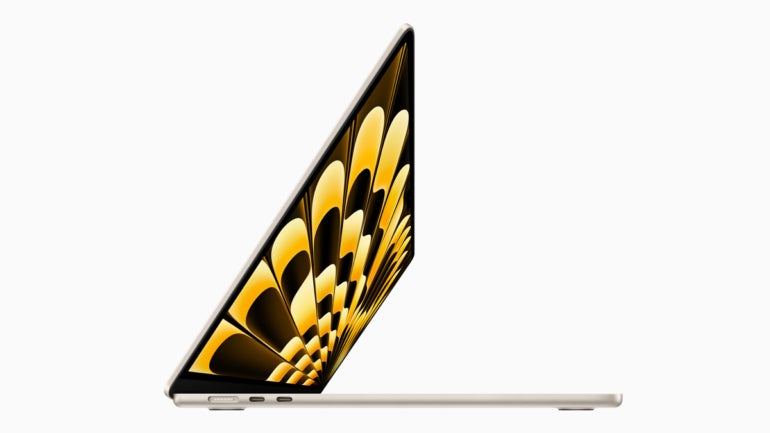 Toma de vista lateral del MacBook Airs de Apple.