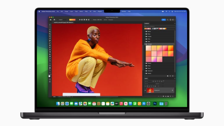 Un Apple Macbook con Adobe Photoshop en el monitor.