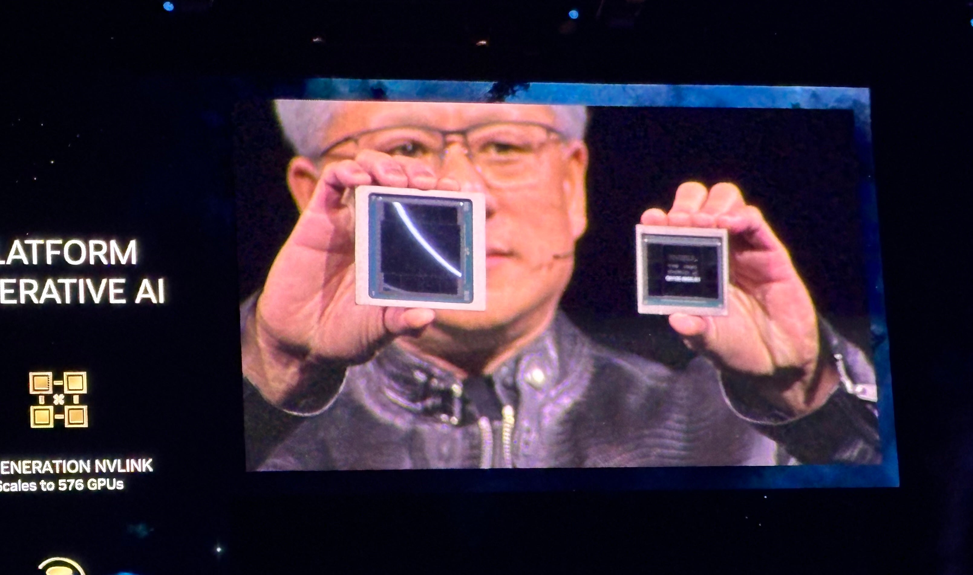 El director ejecutivo de NVIDIA, Jensen Huang, muestra las GPU Blackwell (izquierda) y Hopper (derecha) en NVIDIA GTC 2024 en San José, California, el 18 de marzo. 