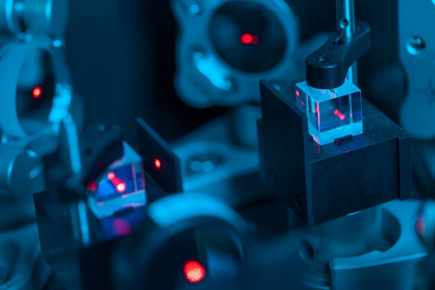 研究人员通过光纤电缆将一台可以检测光子或光粒子的客户端计算机连接到量子计算服务器。