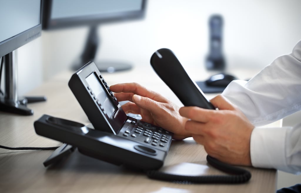 PBX vs VoIP: How to Compare and Choose a Phone System