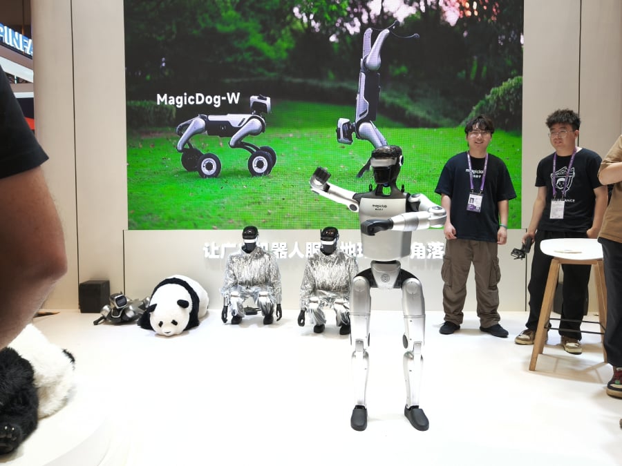 Chinese Humanoid Robots Dominate Opening Day of Canton Fair 2026