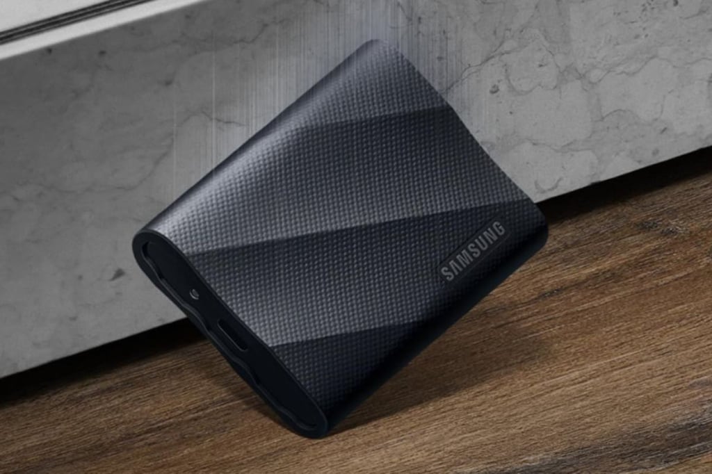 This Samsung 4TB Portable SSD Moves Files at 2,000 MB/s For $1K