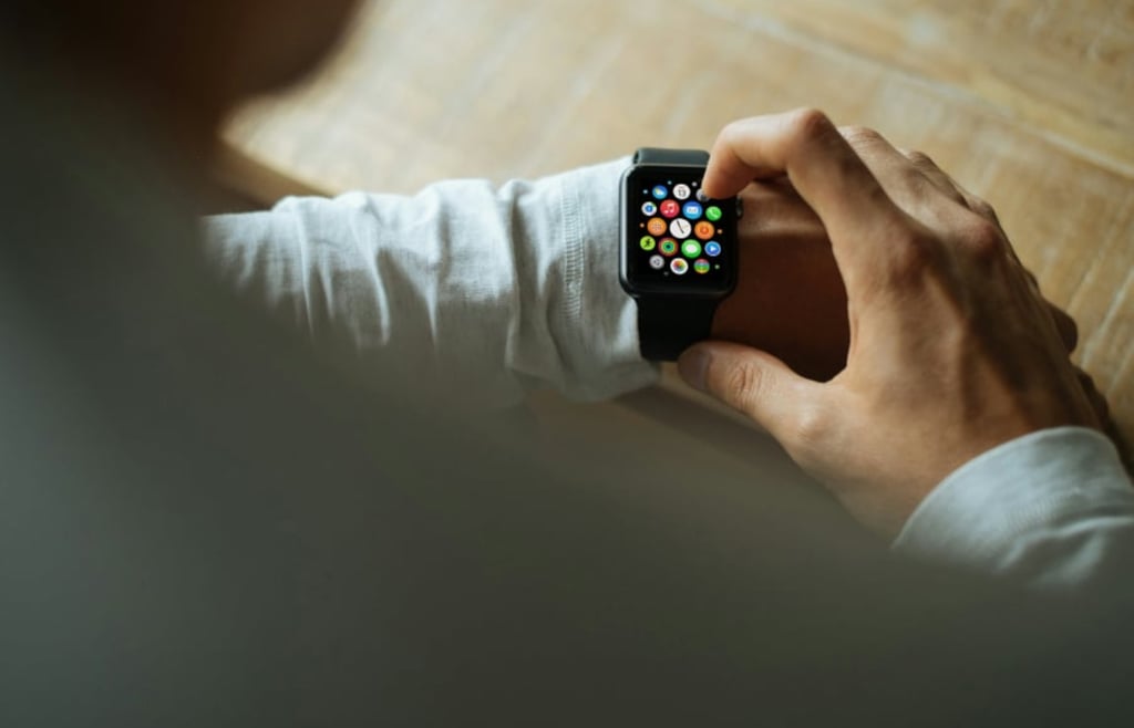 The Smartwatch Blood Sugar Race: Apple, Samsung, Garmin, and Oura Compared