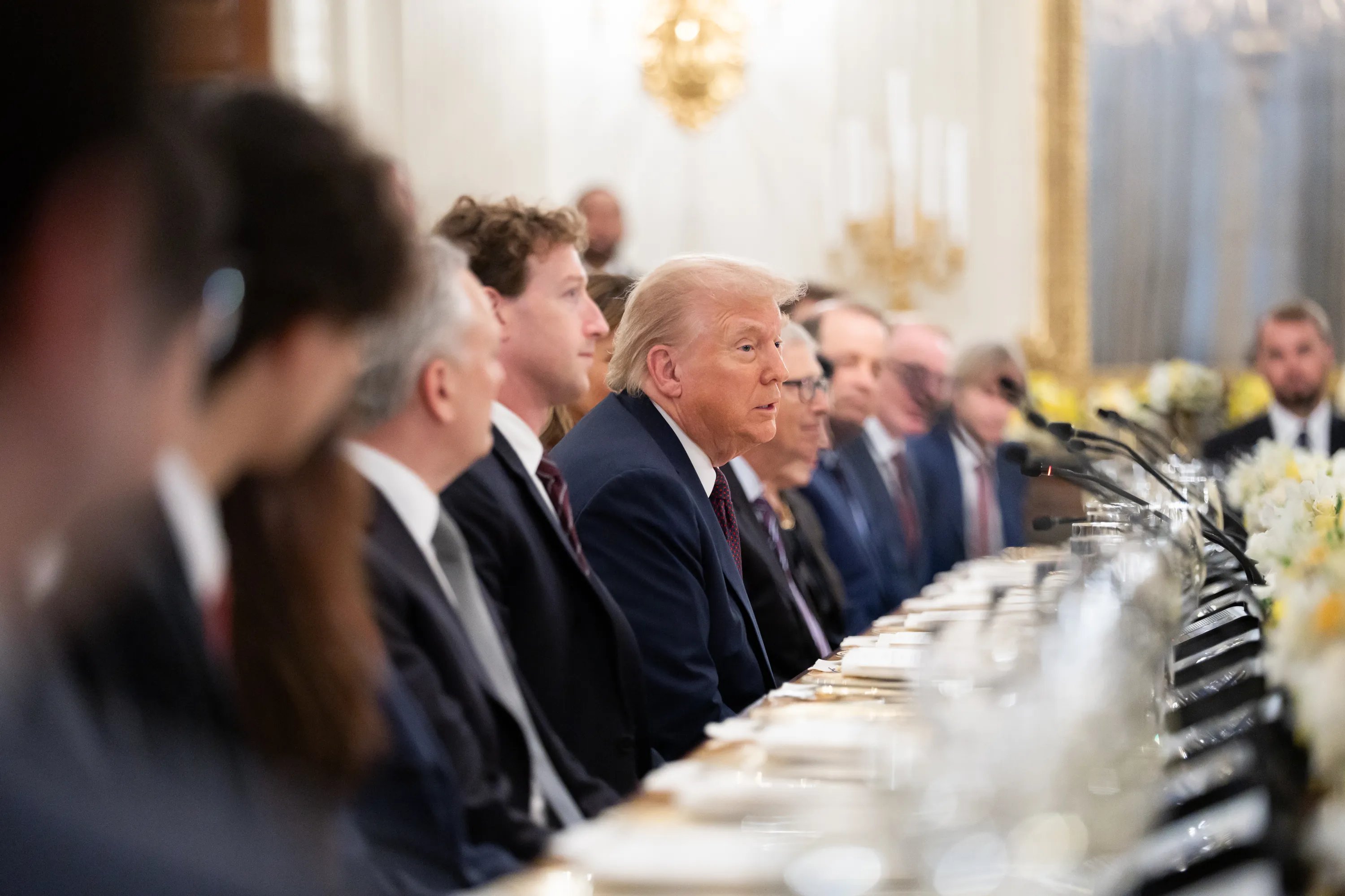 Цукерберг, Маск и Хуанг призвали Трампа отказаться от создания регулятора ИИ Марк Цукерберг, Илон Маск и Дженсен Хуанг обсуждают будущее регулирования ИИ с администрацией президента США
