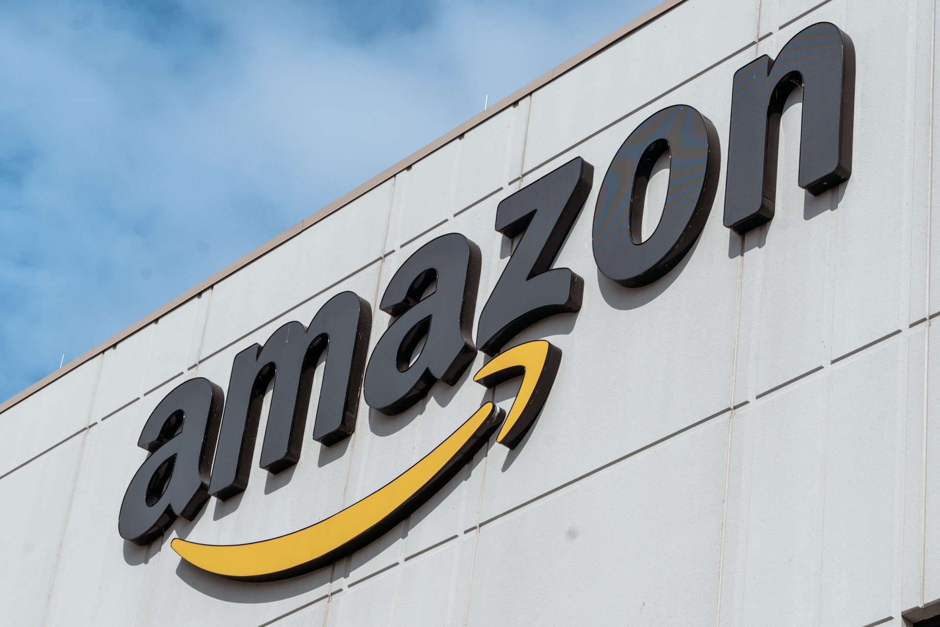 Amazon заблокировала доступ ИИ-агента Meta Muse к своему сайту Логотип Amazon рядом с элементами искусственного интеллекта