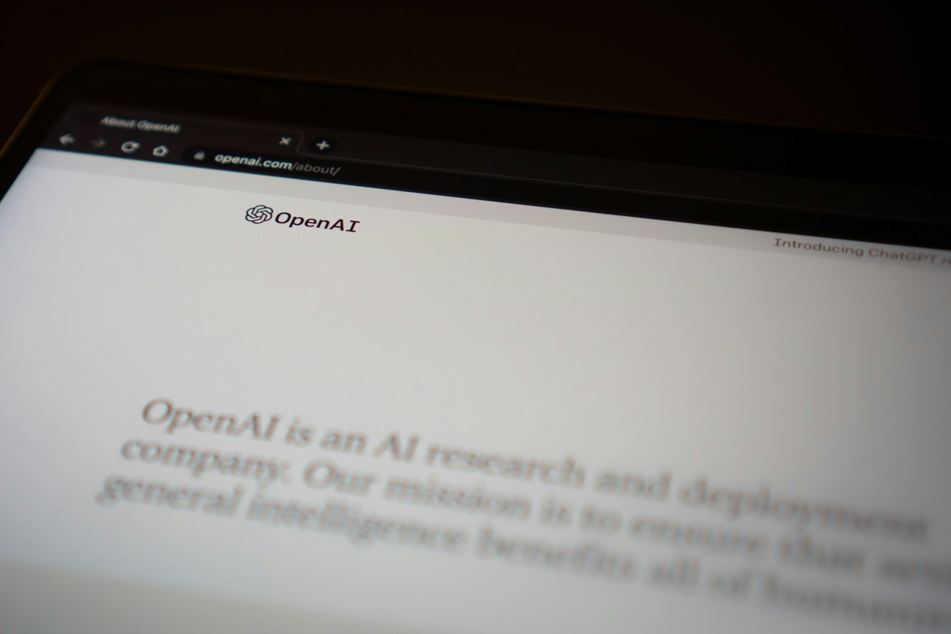 Логотип OpenAI на фоне серверного оборудования